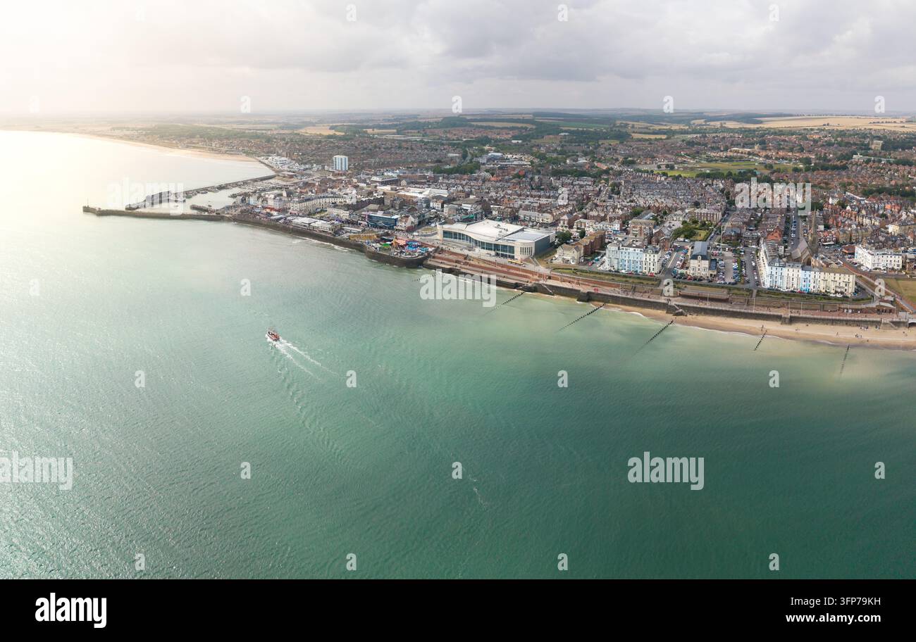 Panorama aereo della vista dalla North Sea dello skyline della città di Bridlington che guarda verso il porto e la città dal North Beach su un be Foto Stock