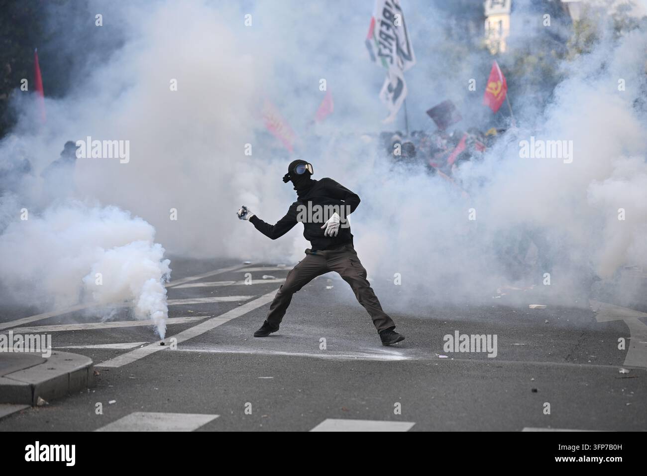 Parigi, Francia. 06 ottobre 2026. Sono avvenuti violenti scontri con la polizia durante la dimostrazione studentesca. I sindacati studenteschi avevano indetto una mobilitazione degli studenti delle scuole secondarie per richiedere più risorse per le scuole secondarie il 6 ottobre 2026 a Parigi. - 06/10/2026 - Francia/Ile-de-France (regione)/Parigi - Julien Mattia/Le Pictorium Credit: LE PICTORIUM/Alamy Live News Foto Stock