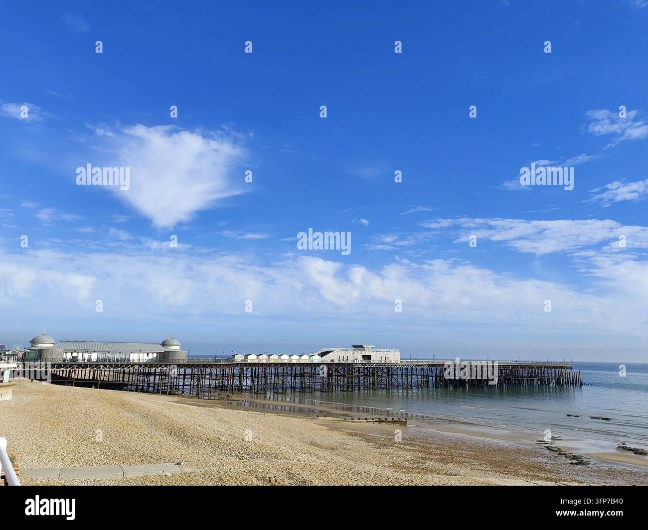Il Hastings Pier progettato da E. Birch è stato inaugurato nel 1872. Dopo l'incendio del 2010, il Pier è stato ricostruito e ha ricevuto il premio RIBA nel 2017, Hastings, UK Foto Stock
