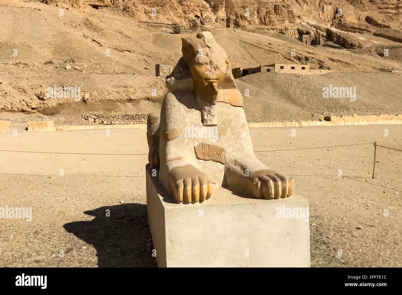 Statue di un altro Egitto. Con i monumenti templari Megalithe Foto Stock