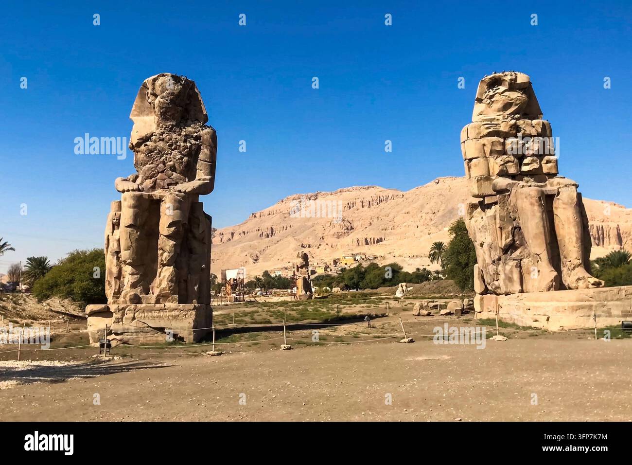 Statue di un altro Egitto. Con i monumenti templari Megalithe Foto Stock