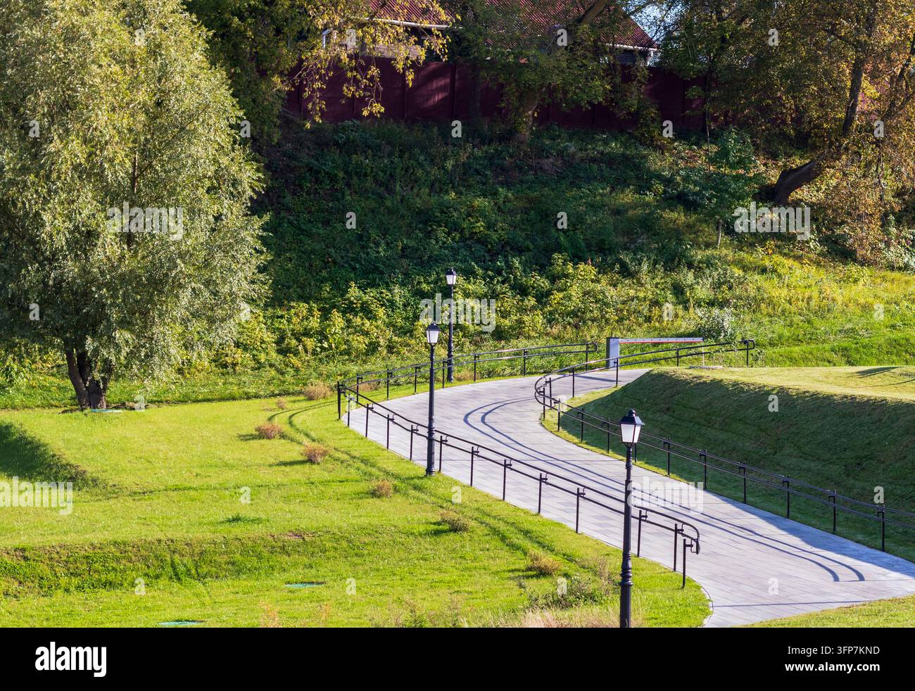 Percorso pedonale curvo lastricato nel parco Foto Stock