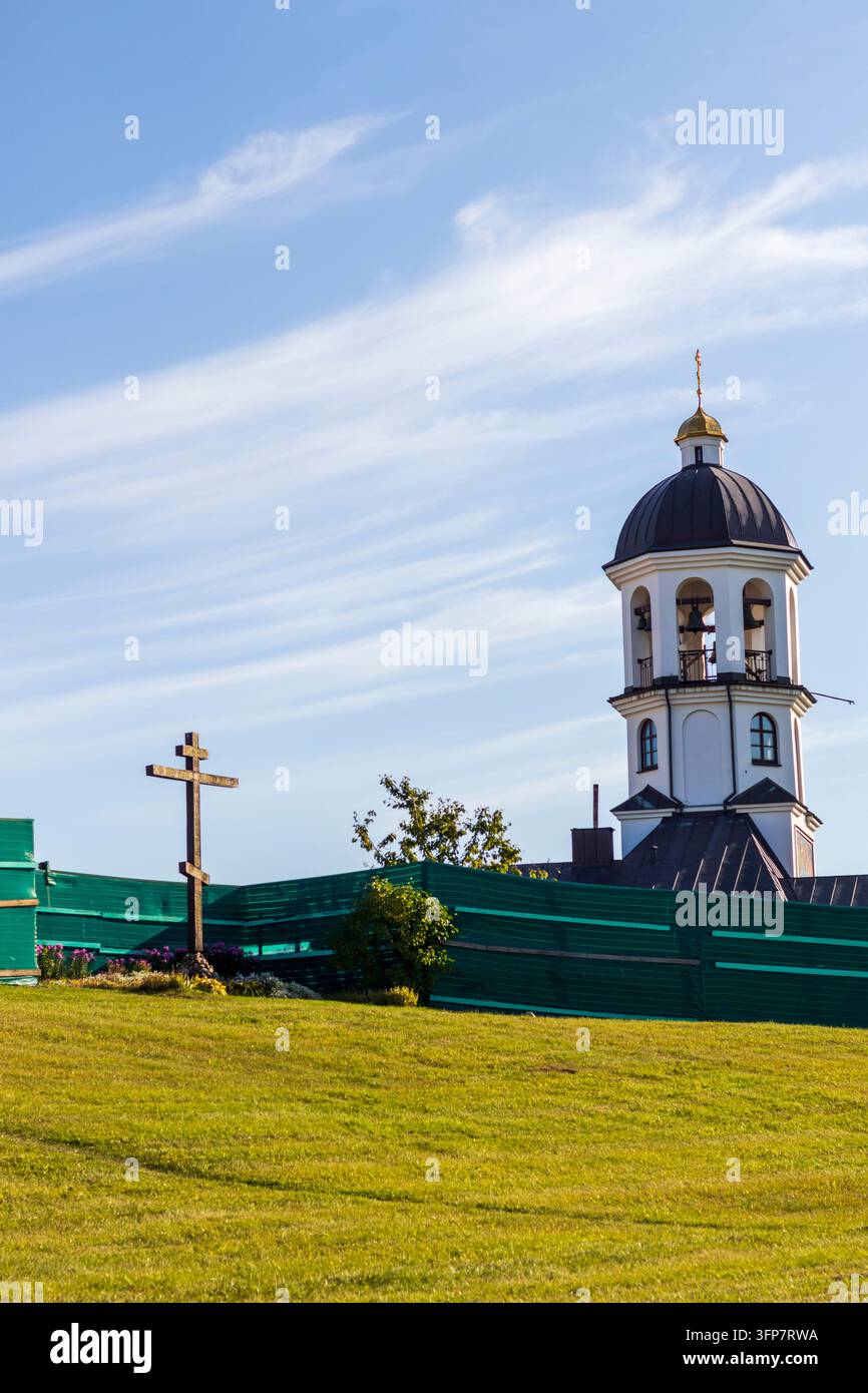 Minsk, Bielorussia – 5 ottobre 2026: campanile del tempio Pokrovsky e croce commemorativa Foto Stock