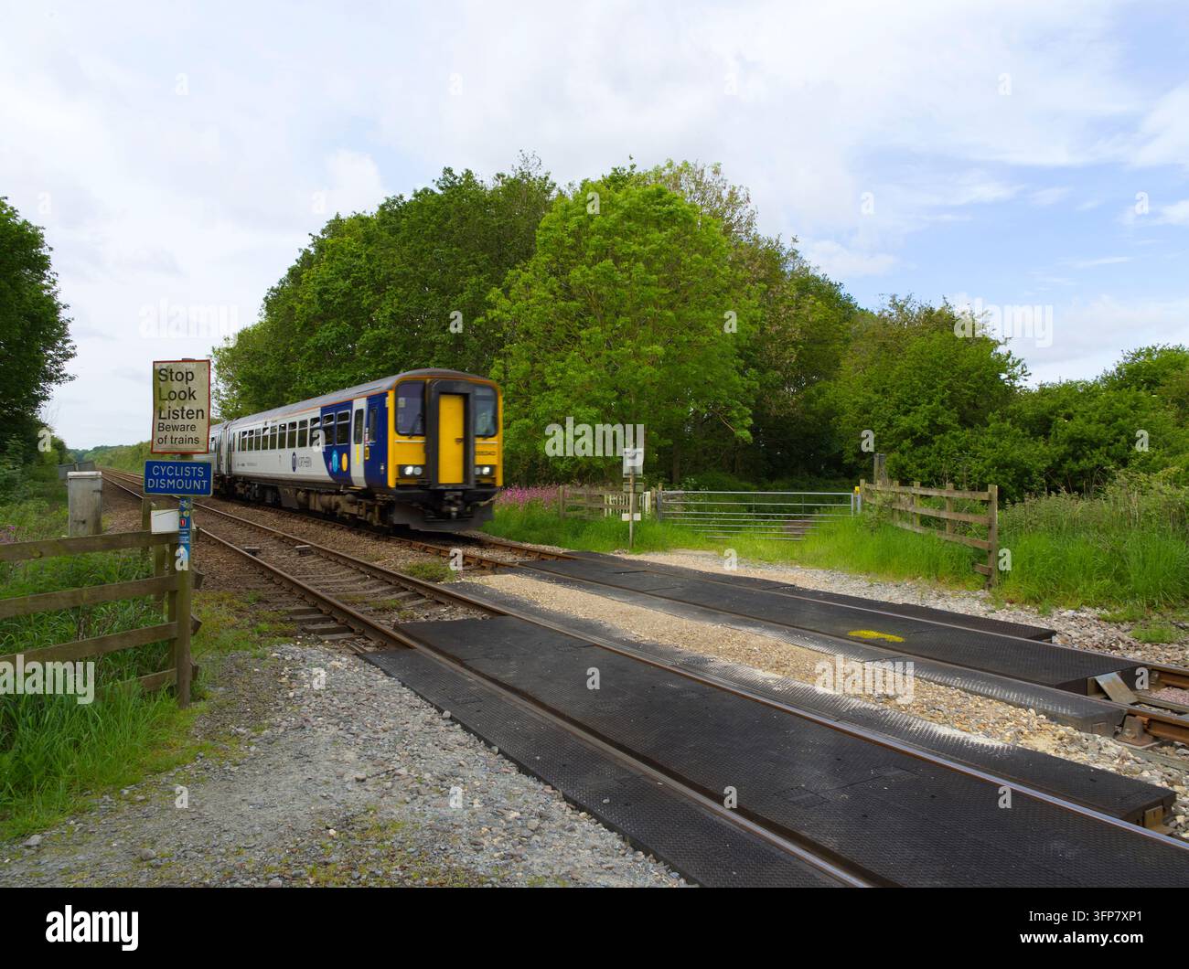 Percorso ciclabile nazionale 1 che attraversa la linea ferroviaria nello Yorkshire Foto Stock