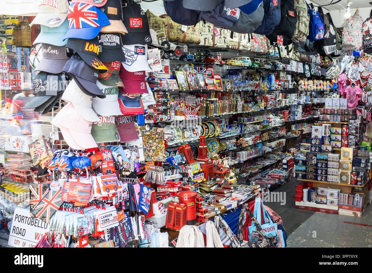 Stand di souvenir a Londra al mercato di Portobello Road. Londra, Regno Unito, 24 maggio 2023 Foto Stock