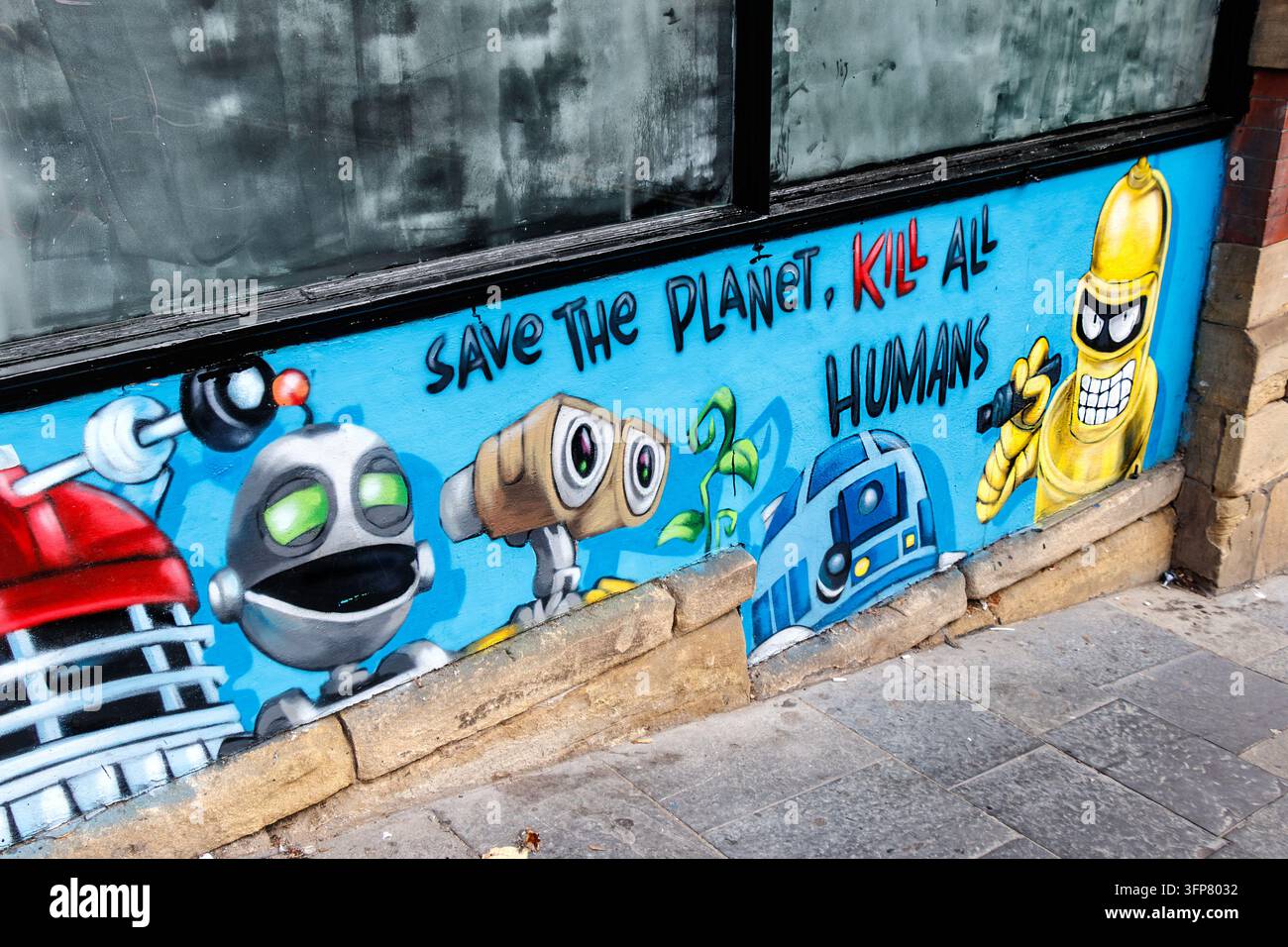 Affresco di arte di strada che raffigura i robot Dalek, Clank, WALL-E, R2-D2 e Bender sotto il davanzale di una finestra. Futurama "SALVA IL PIANETA, UCCIDI TUTTI GLI UOMINI" Newcastle Foto Stock