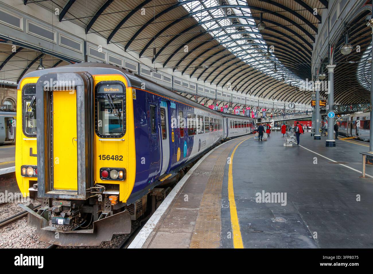 Northern Trains Class 156 Super Sprinter in livrea viola e gialla al binario della stazione centrale di Newcastle Foto Stock