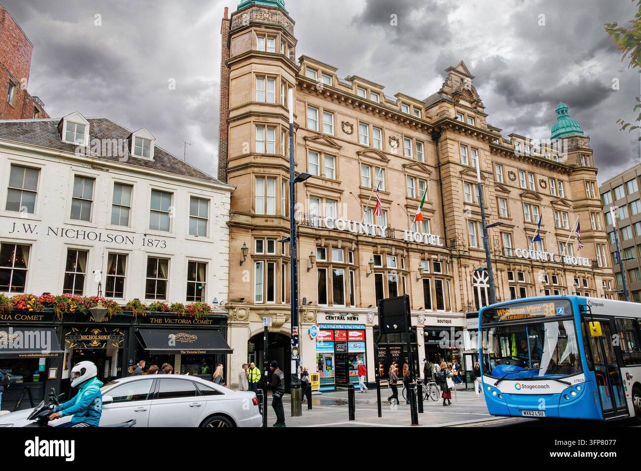 L'Hotel della Contea e l'autobus Stagecoach su Neville Street a Newcastle upon Tyne, Inghilterra Foto Stock