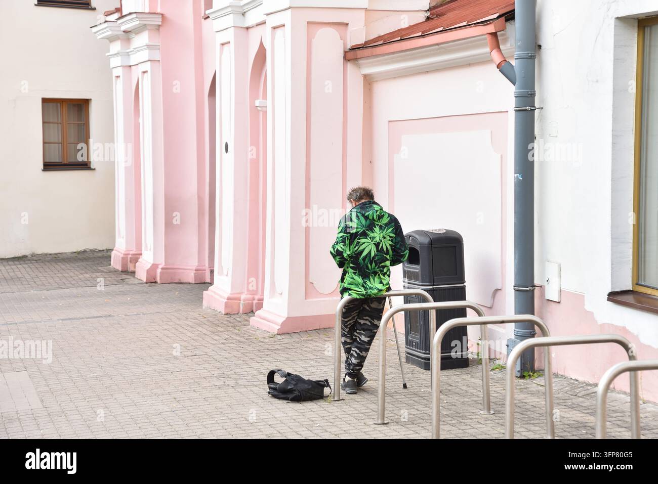 Un uomo con pantaloni mimetici e maglione Marihuana nella vecchia città di Vilnius, Lituania Foto Stock