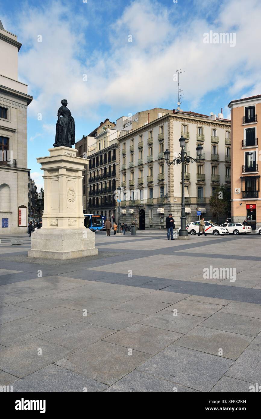 Madrid, Spagna - 03 marzo 2014: Monumento alla regina Isabella II di Spagna, situato in Plaza de Isabel II (conosciuta anche come Plaza de Opera) davanti al R Foto Stock