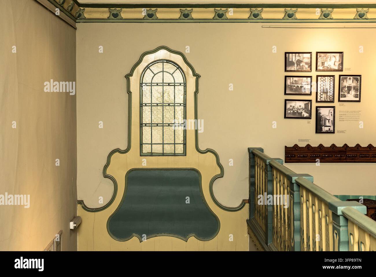 Una finestra decorativa ad arco e una mostra di foto storiche in bianco e nero, Galleria d'Arte Contemporanea, Palazzo Raichle, Art Nouveau, Subotica, Serbia Foto Stock