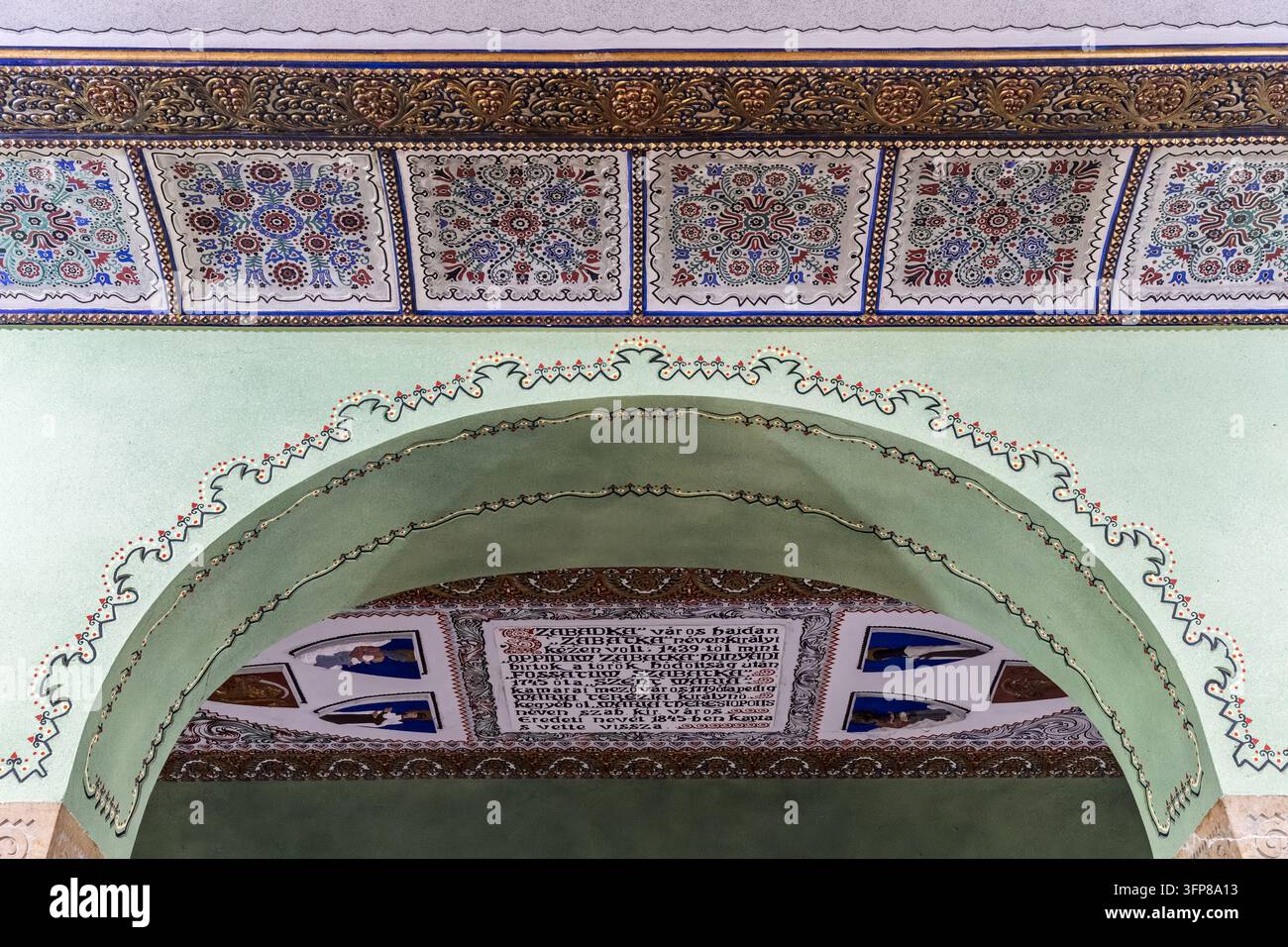 Arco ornato con intricati motivi floreali e un'iscrizione storica sulla città, Municipio di Subotica, Subotica, Serbia Foto Stock