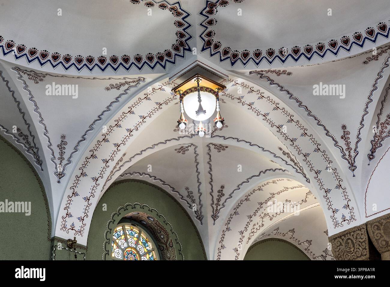 Soffitti a volta ornati dipinti a mano & un lampadario vintage, Municipio di Subotica, Subotica, Serbia Foto Stock