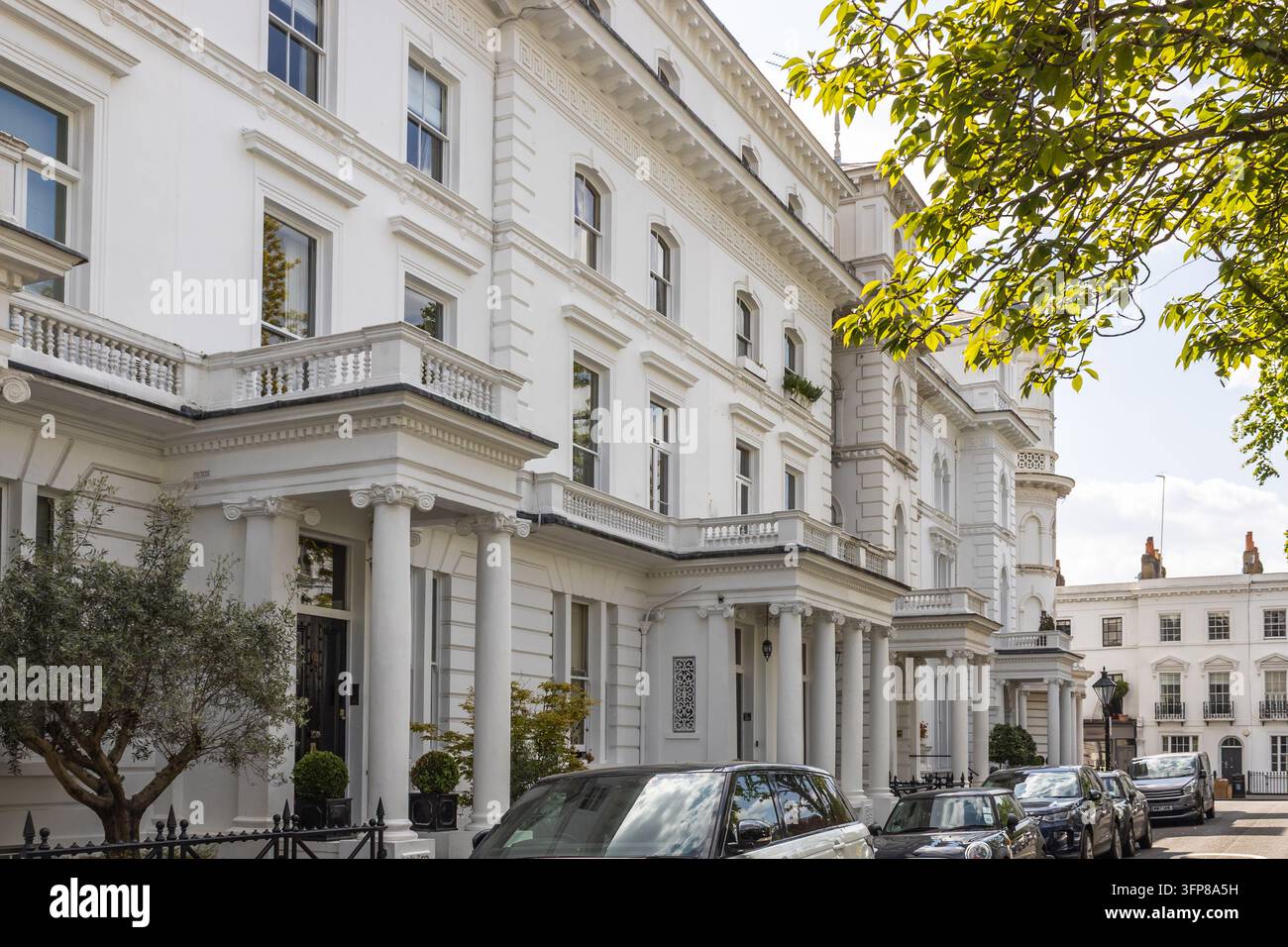 Case a schiera in stucco bianco su una strada di Londra, Regno Unito Foto Stock