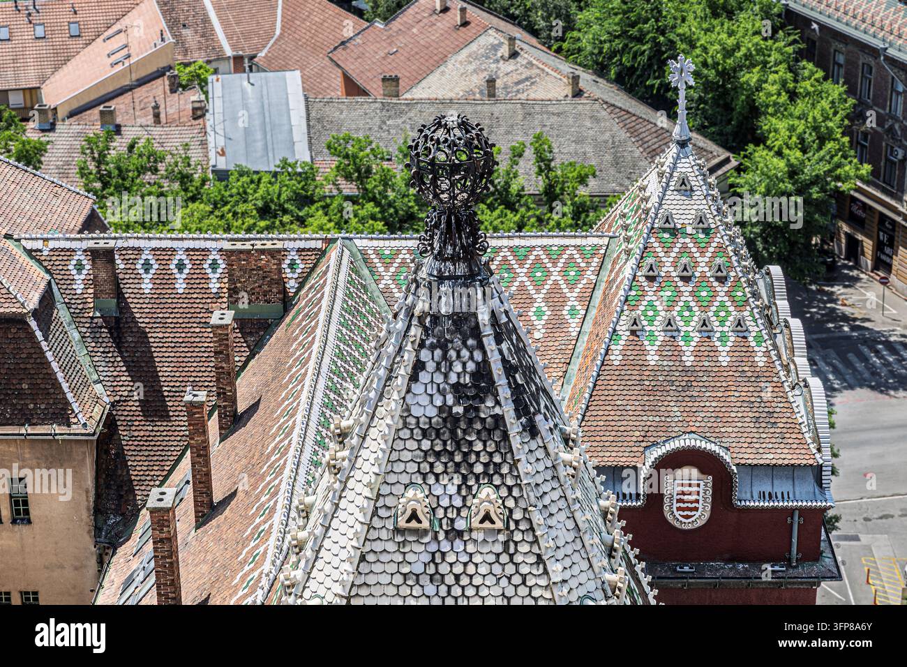 Veduta aerea delle tegole ornate del tetto del Municipio di Subotica, Serbia Foto Stock