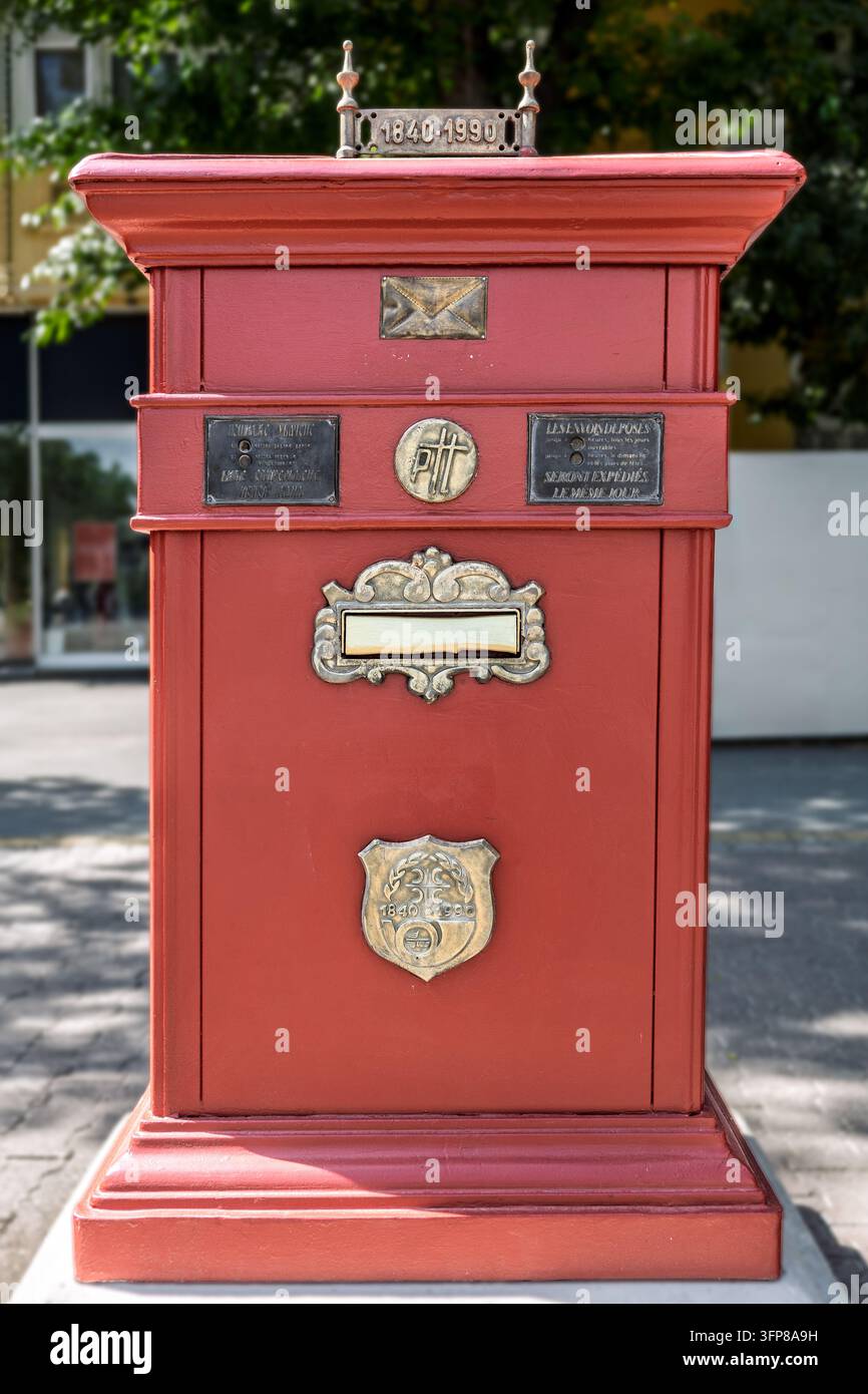 Una cassetta postale pubblica rossa vintage con una targa commemorativa che segna gli anni 1840-1990 per i servizi postali, Subotica, Serbia Foto Stock