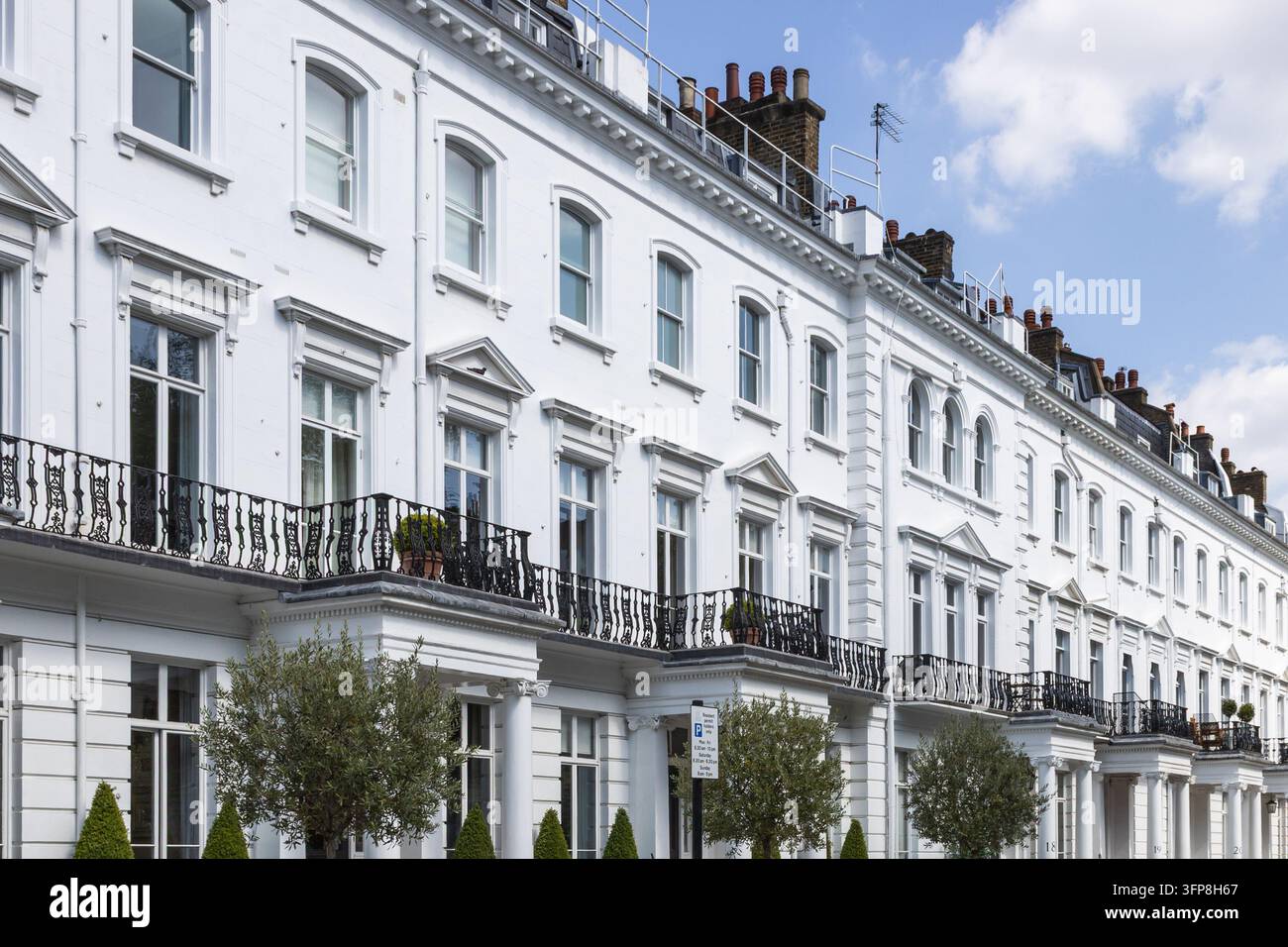 Case cittadine tradizionali in stucco bianco in un quartiere residenziale di lusso britannico, Londra, Regno Unito Foto Stock
