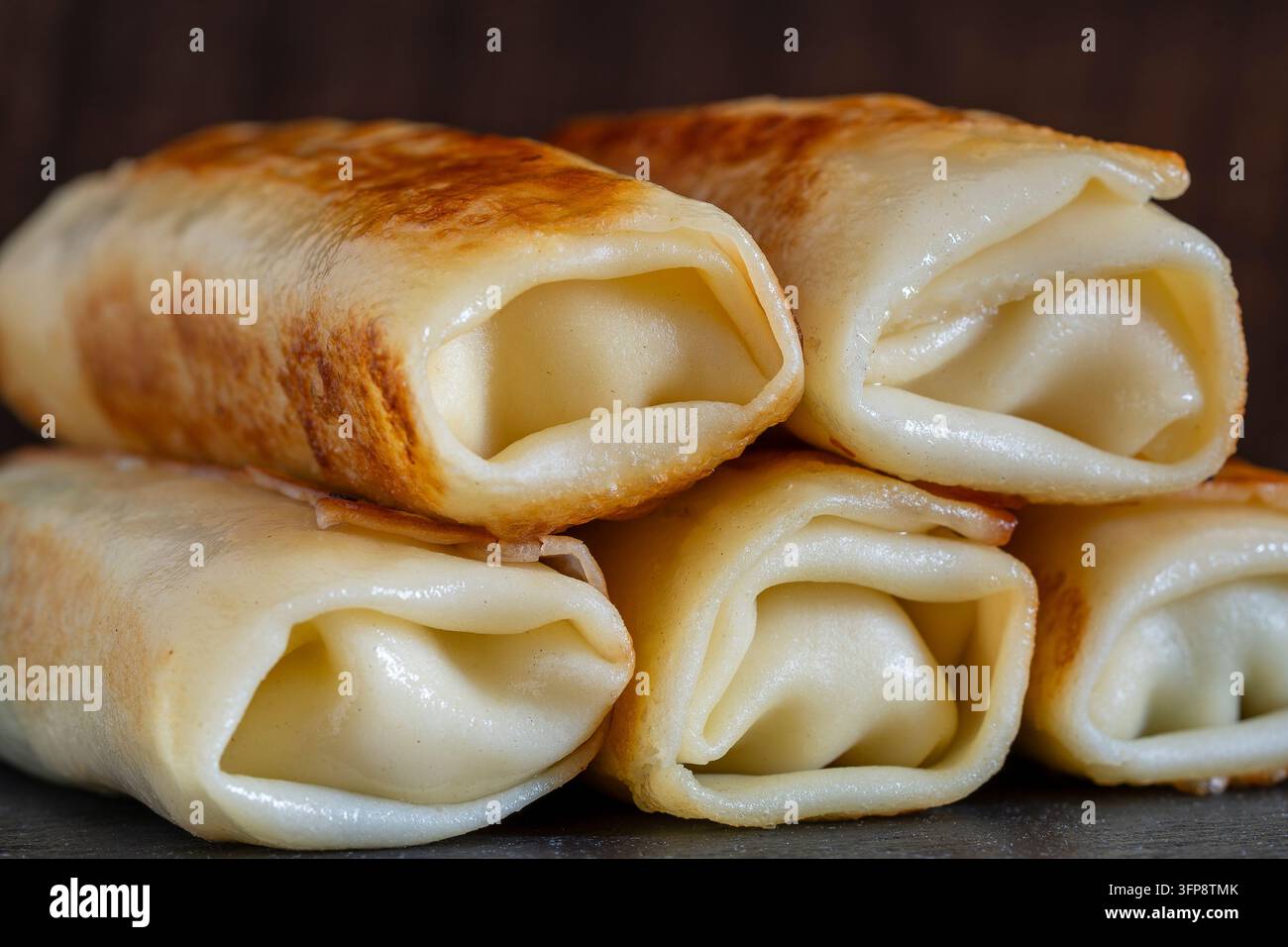 Pila di pancake fritti, primo piano. Pancake tradizionali ucraini ripieni di carne. Cottura in forno fatta in casa. Ottimo fast food a colazione Foto Stock