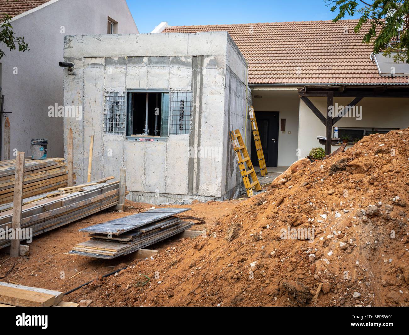 Costruzione di un rifugio antiaereo in cemento armato (Mamad) installato come aggiunta esterna a una casa residenziale Foto Stock