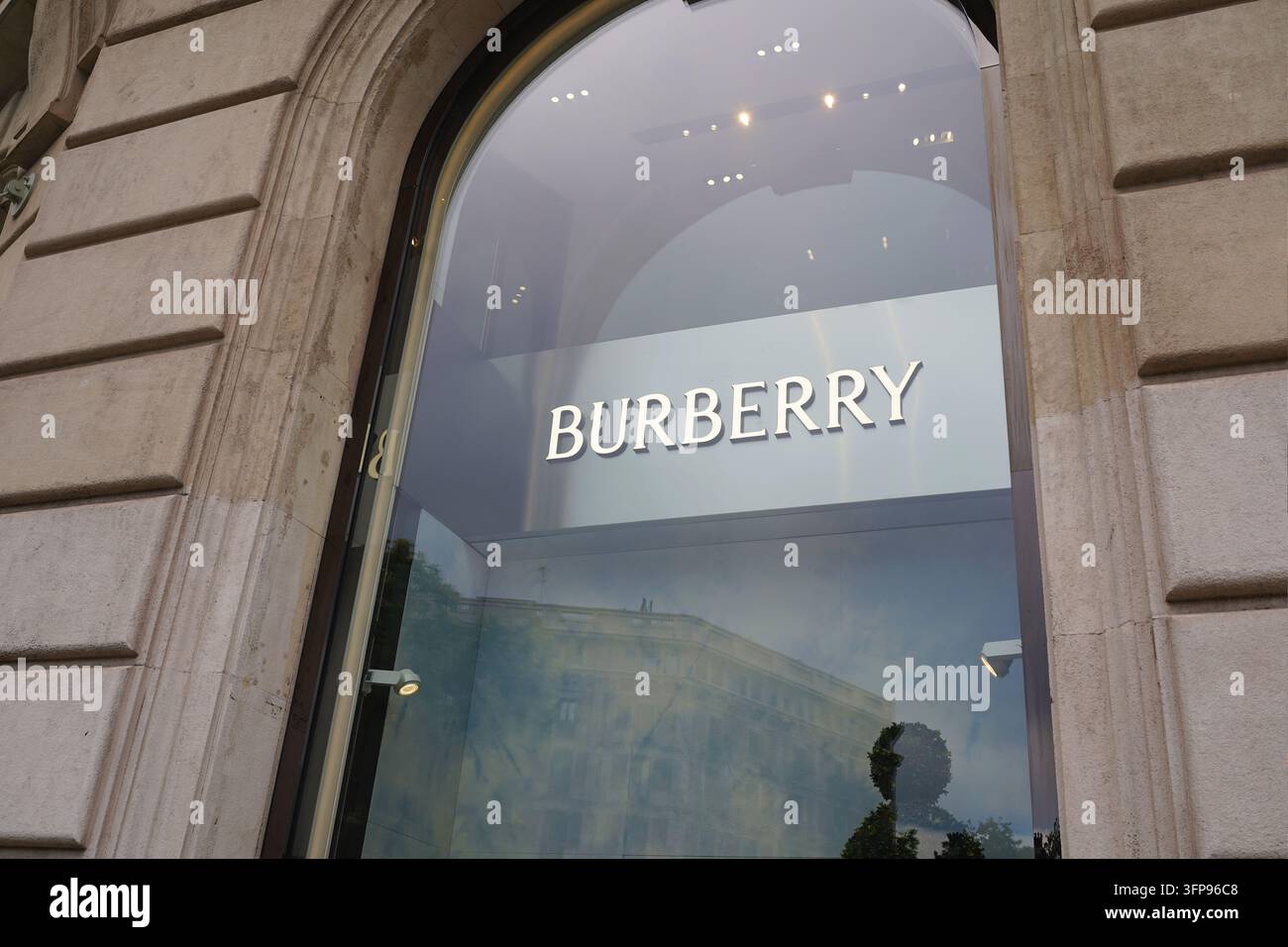 BARCELONA, SPAGNA - 23 AGOSTO 2026: Vetrina accattivante di Burberry che mostra articoli di moda di lusso Foto Stock