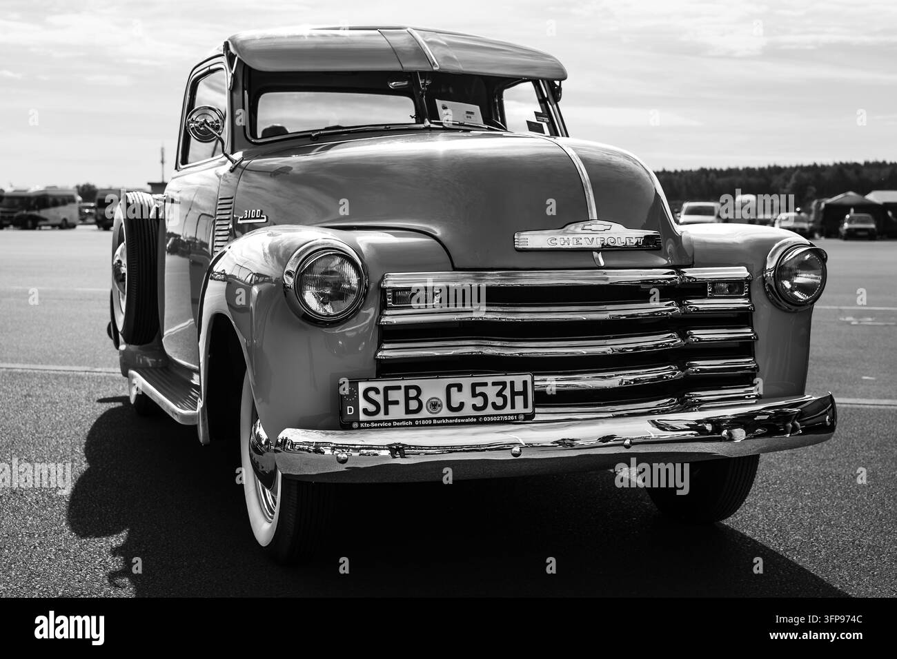 LAUSITZRING, GERMANIA – 19 SETTEMBRE 2026: Pick-up Chevrolet 3100, 1953, in bianco e nero. DEKRA Klassik Tage (DEKRA Classic Days). Foto Stock