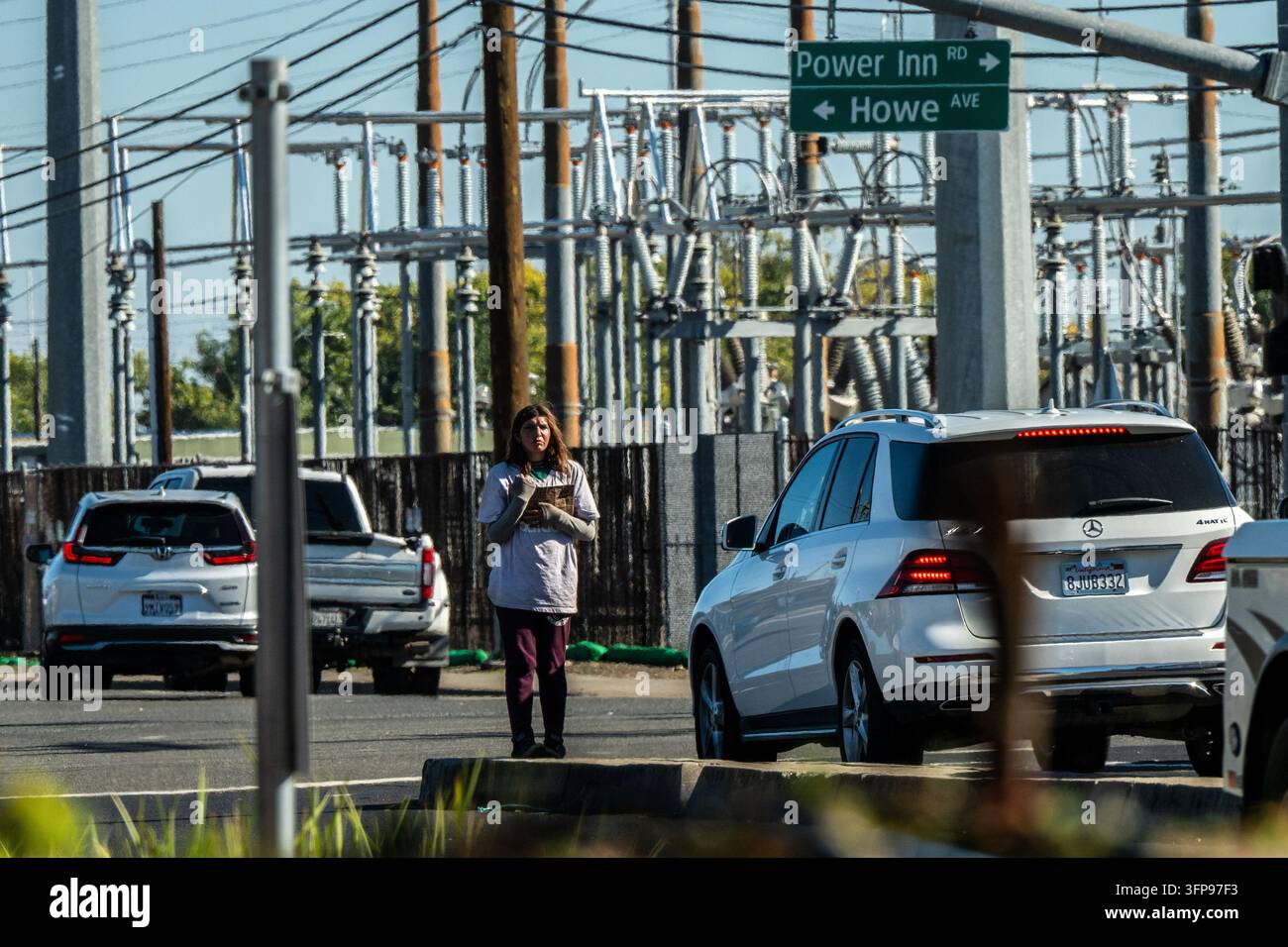 20 ottobre 2025, Sacramento, Ca: Califia Carlisle, 32 anni, diagnosticata con schizofrenia e che lotta contro la dipendenza da droghe dopo aver abbandonato la Sacramento State nel 2014, tiene un cartello fatto a mano mentre chiede denaro all'incrocio tra Power Inn Road e Howe Avenue lunedì 20 ottobre 2025 a Sacramento. Il suo fidanzato, Justin Hartung, ha detto che si alza presto ogni mattina, si trucca e va fuori a quello che chiama "il suo lavoro" per sollecitare denaro per sostenere la comunità di senzatetto in un accampamento vicino all'incrocio. (Credito immagine: © Renée C. Byer/ZUMA Press Wire) EDITORI Foto Stock