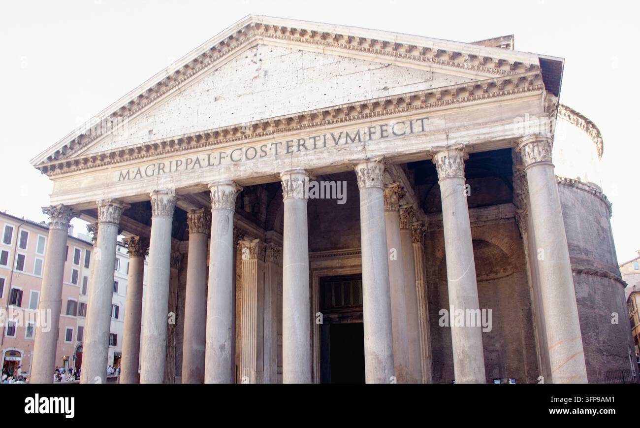 La facciata del famoso Pantheon romano (Pantheon) a Roma, Italia, uno dei monumenti meglio conservati del mondo antico Foto Stock