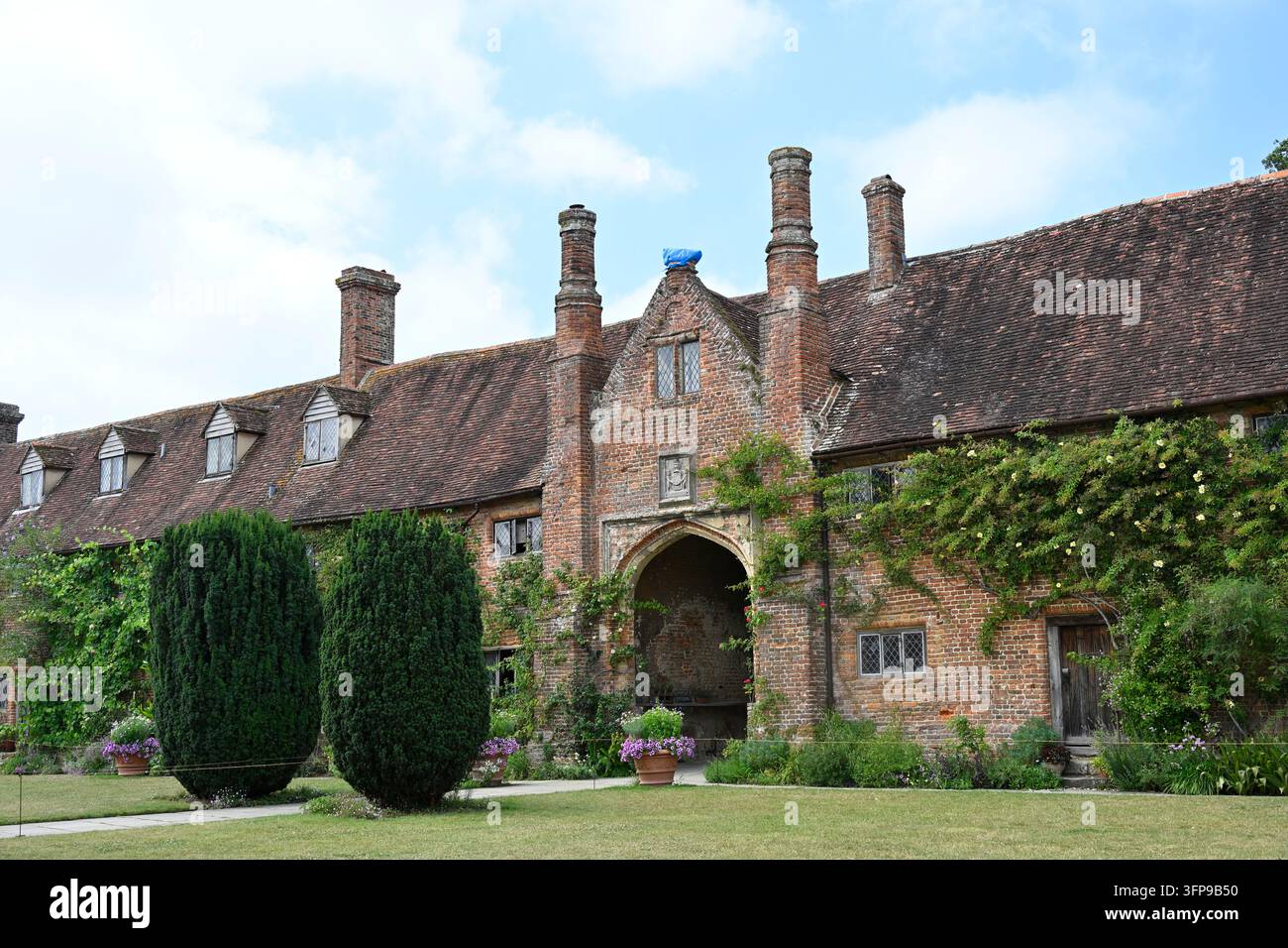 Cortile anteriore e arco del giardino storico di Sissinghurst Castle, Regno Unito luglio Foto Stock