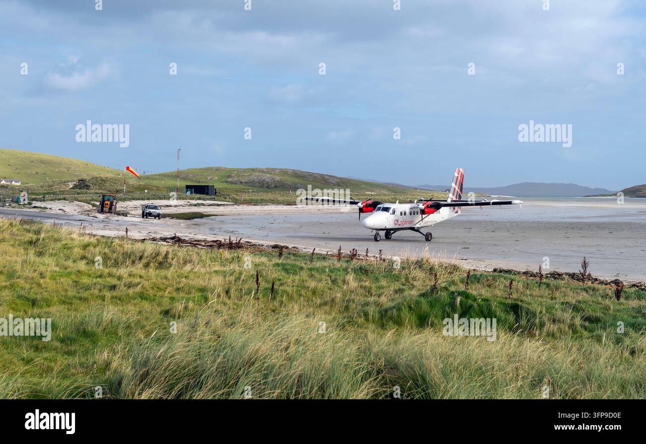 Un aereo Loganair Twin Otter all'aeroporto di spiaggia di Barra nelle Ebridi Esterne Foto Stock