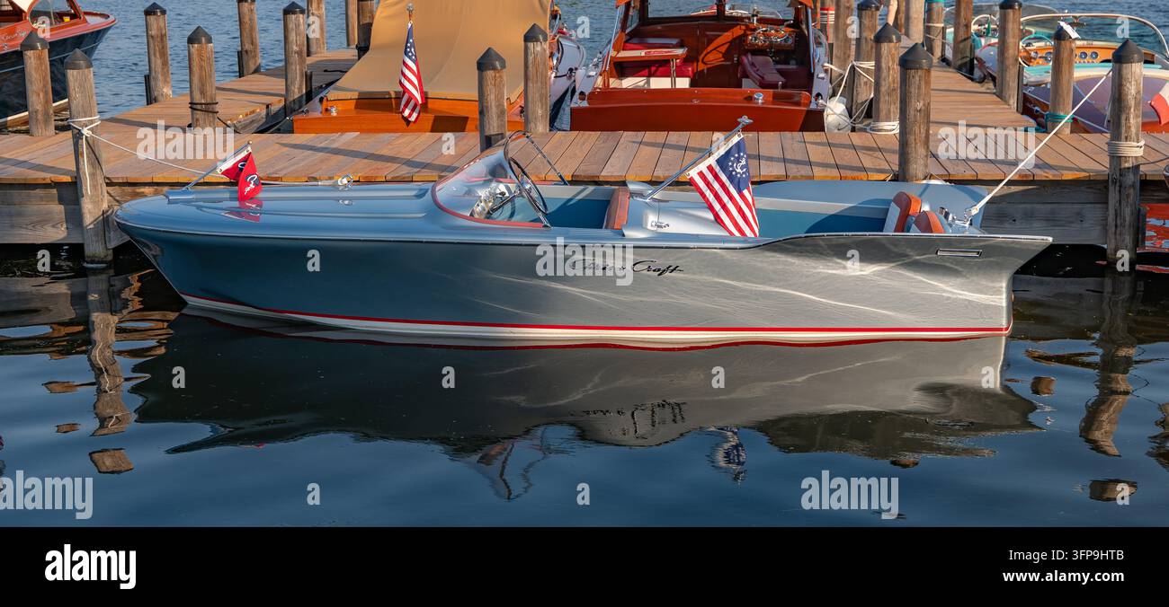 NISSWA, MN - 12 SET 2024: Profilo laterale completo di una veloce barca in fibra di vetro Chris-Craft blu-grigio pallido con logo classico in script, barca vintage del Minnesota sho Foto Stock