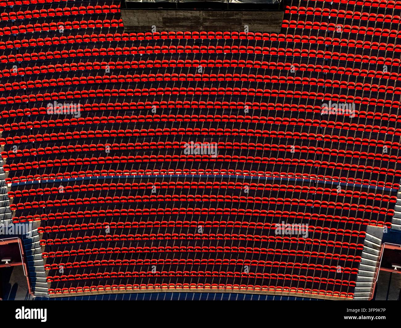 Vista aerea della gradinata rossa dello stadio al LA Memorial Coliseum di Los Angeles, California, Stati Uniti. Foto Stock