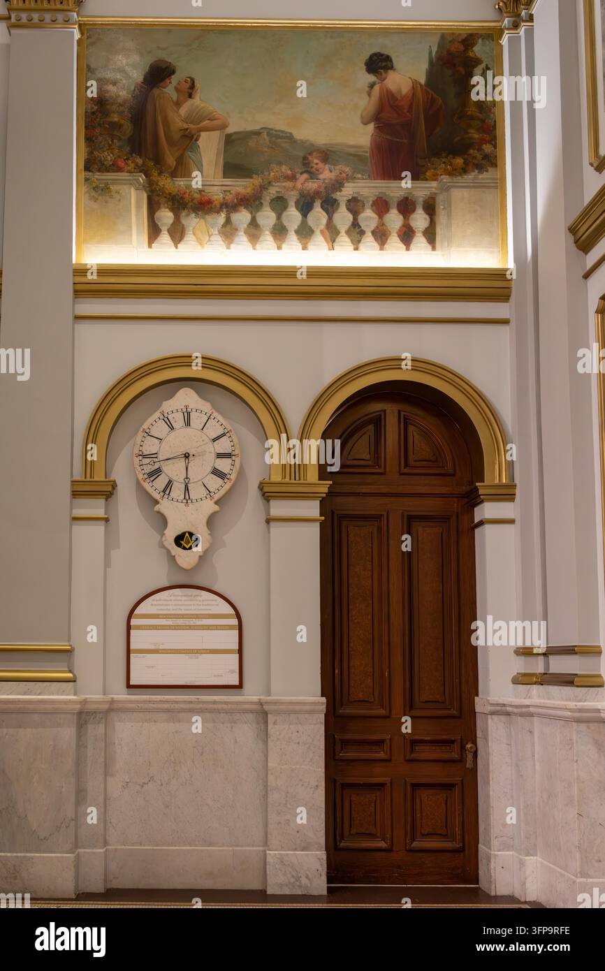 Filadelfia, Stati Uniti - 29 agosto 2026: Composizione verticale di porta in legno intagliata, orologio da parete classico con Squadro e Bussola e balcone Foto Stock