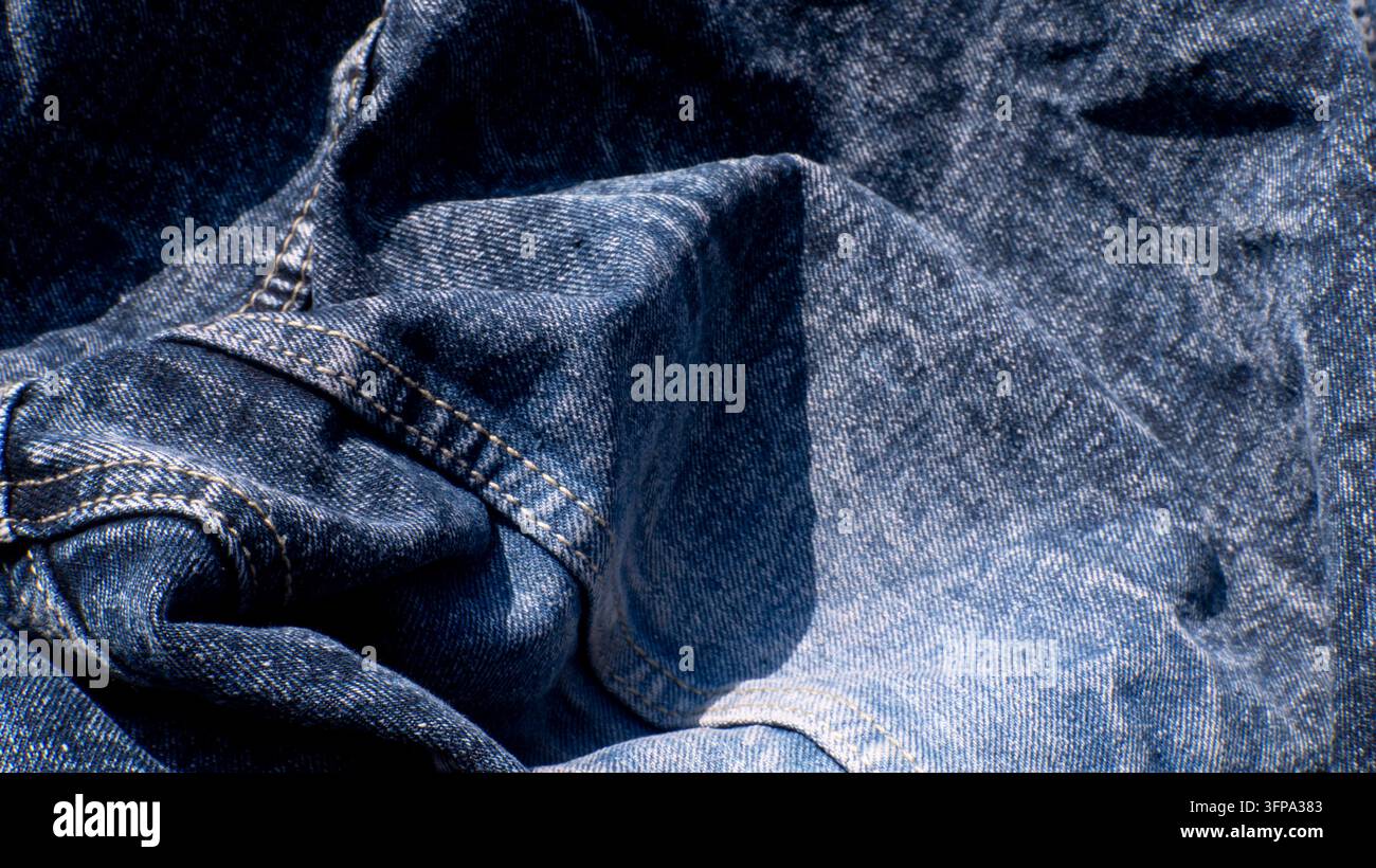 Sfondo in tessuto di jeans blu scuro Foto Stock
