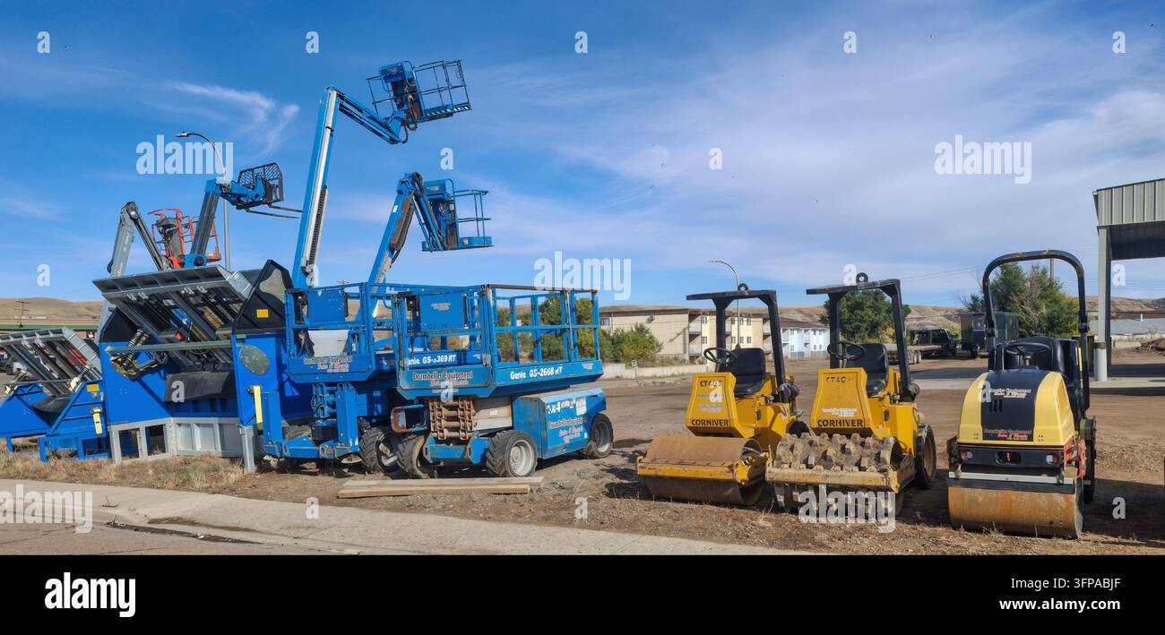 DRUMHELLER, CANADA - 03 OTTOBRE 2026: Un piano ampio di un cortile esterno per l'affitto di attrezzature industriali presso Drumheller Equipment a Drumheller, Alberta, Canada Foto Stock