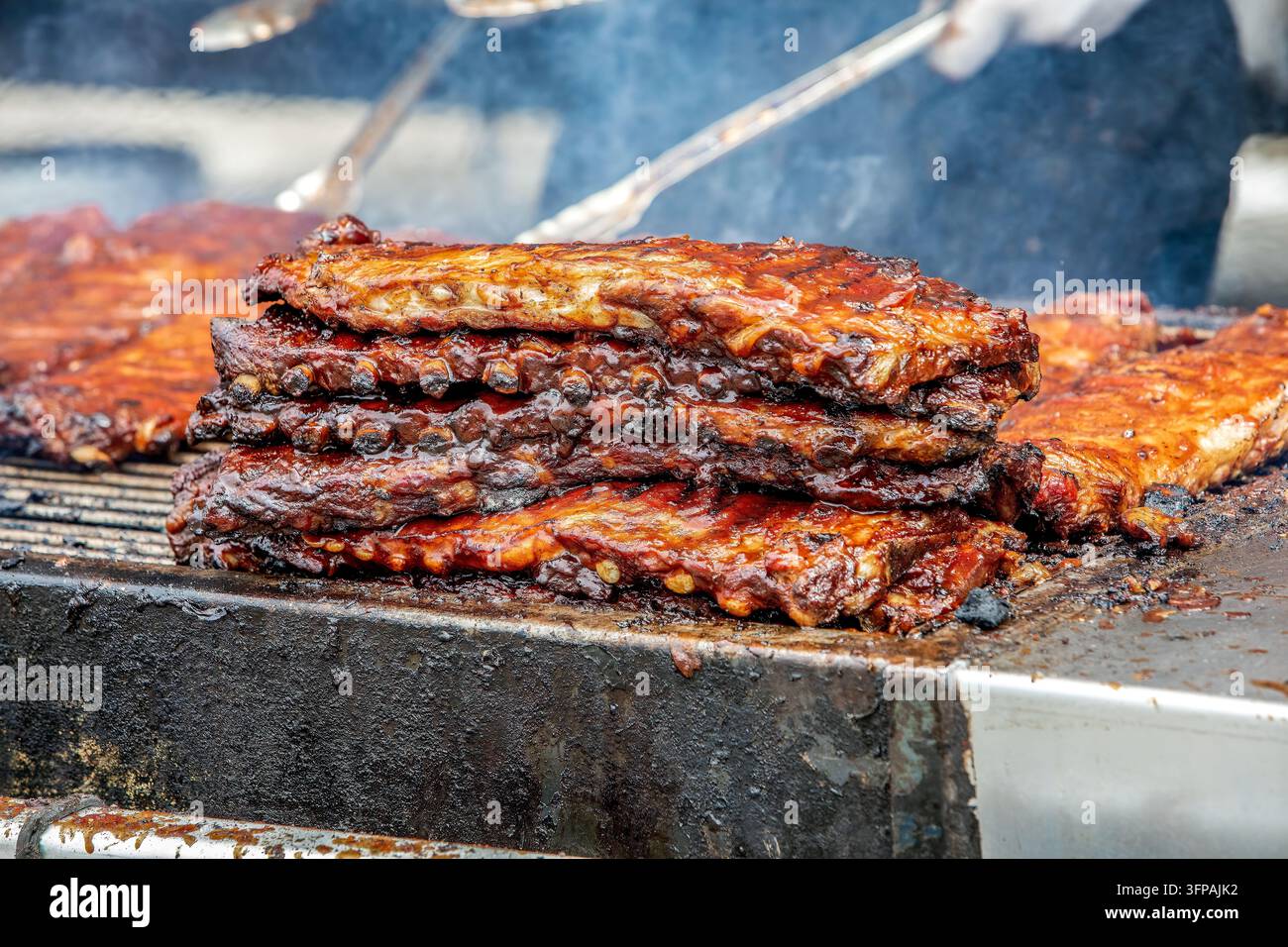 Costine sul grill in un festival estivo Foto Stock