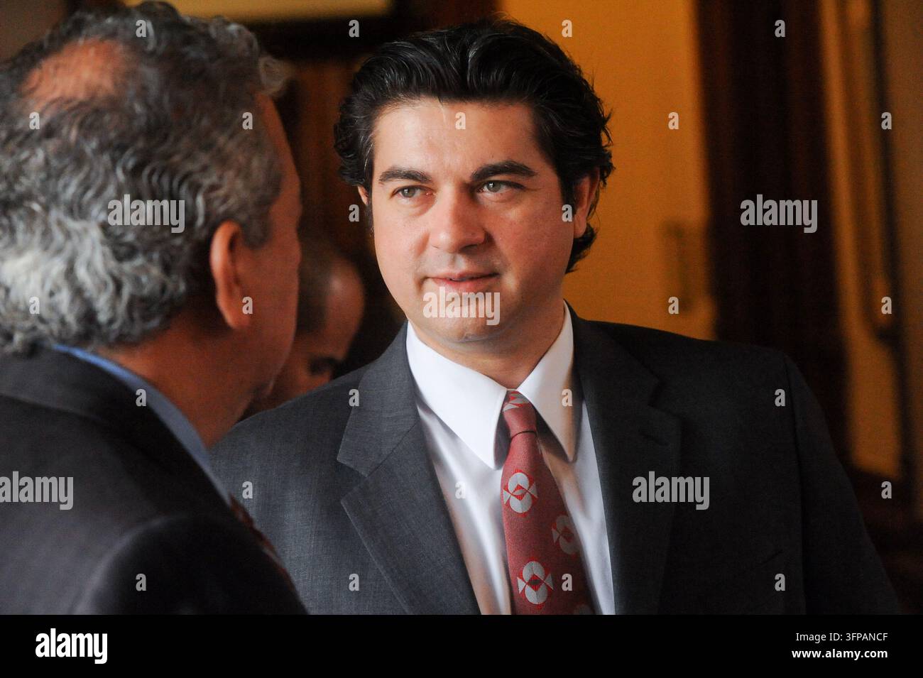 Rappresentante dello Stato del Texas Eddie Rodriguez sul pavimento della Camera, Austin, Texas, 30 aprile 2013. (Foto di John Anderson/The Austin Chronicle) Foto Stock