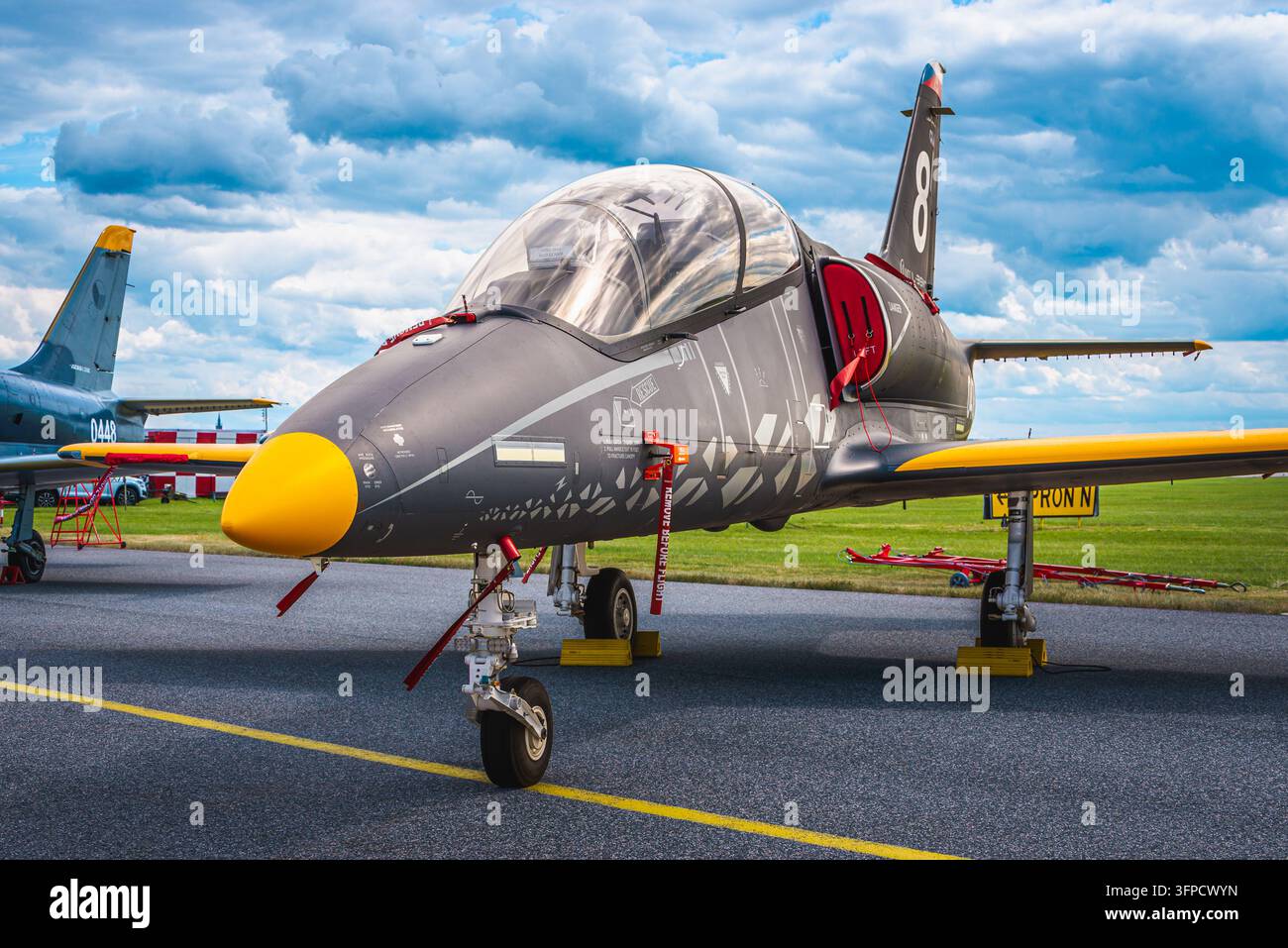 Caslav, Repubblica Ceca – 17 maggio 2025: Aero L-39NG Skyfox, aereo da addestramento in livrea grigio scuro con naso giallo, in esposizione statica alla base aerea di Caslav Foto Stock