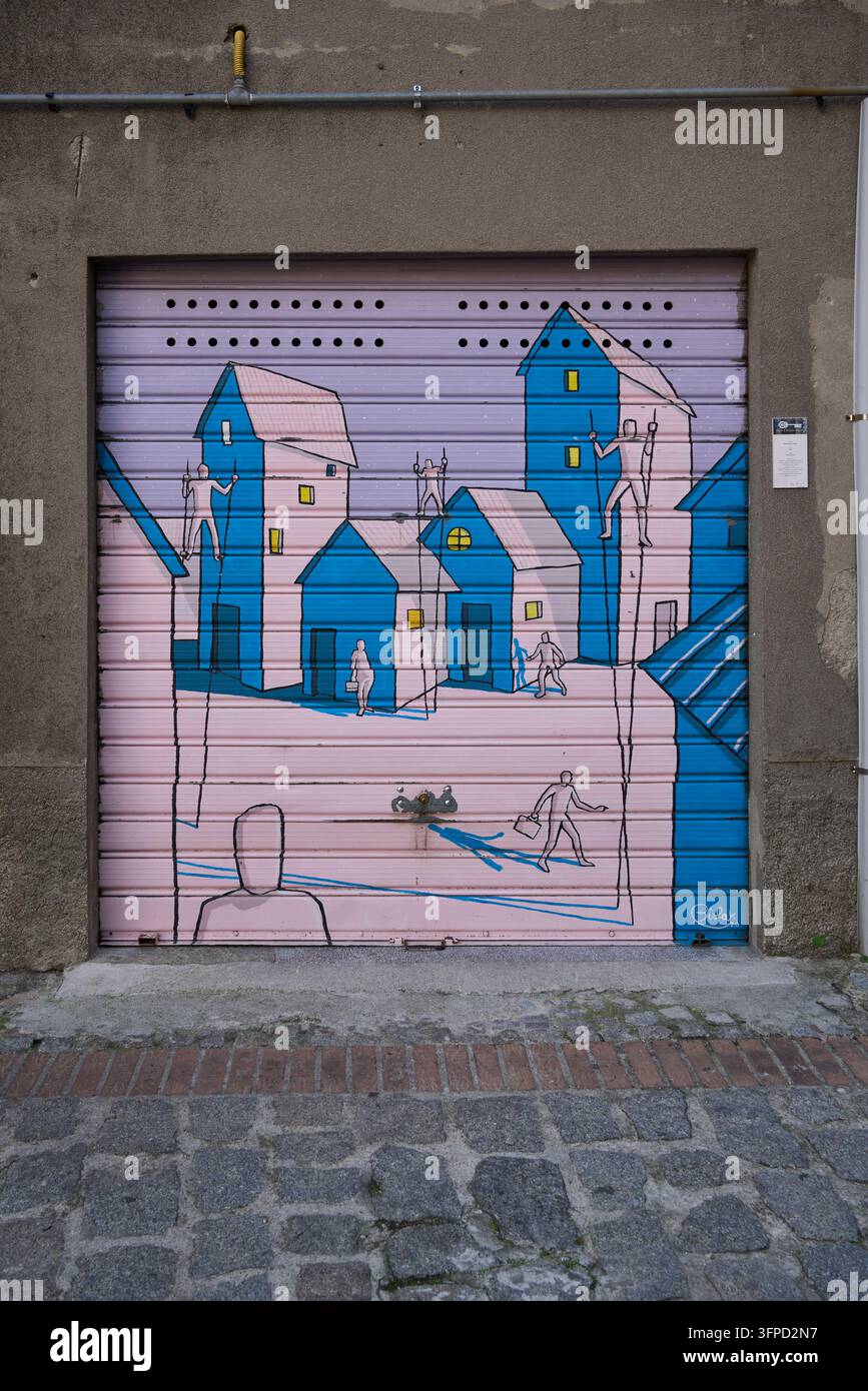 Opera d'arte astratta su una porta del garage che mostra persone su palchi, case fluttuanti e un paesaggio urbano nei colori rosa e blu Foto Stock