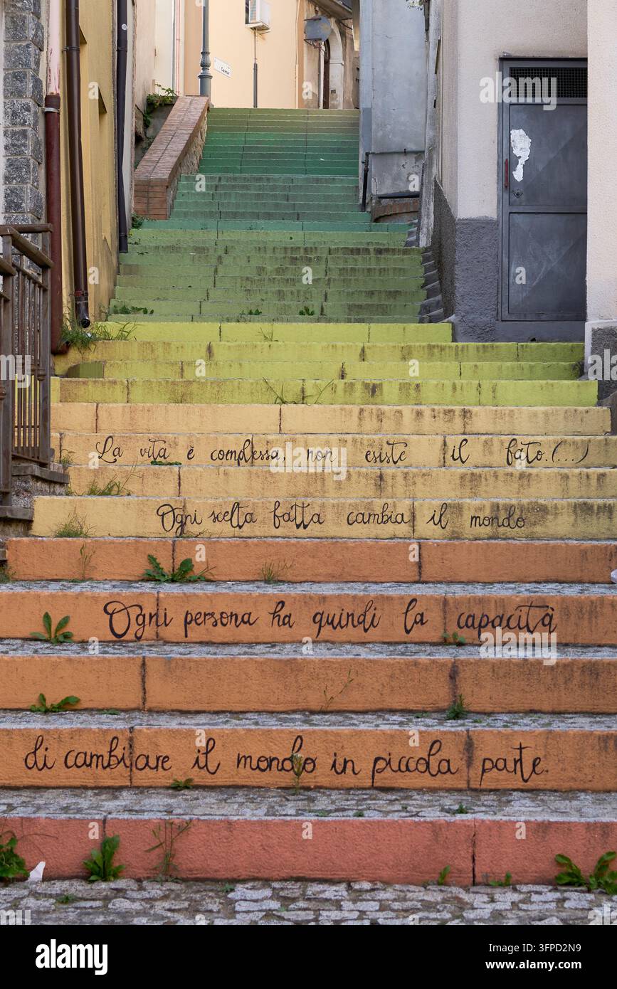 Gradini a Sersale, Calabria, con una sfumatura di colori e una citazione italiana sul cambiare il mondo Foto Stock