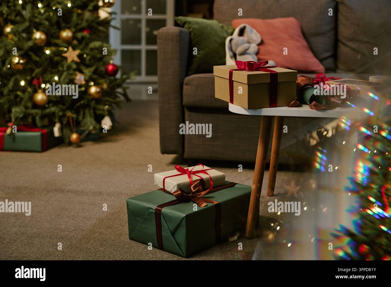 Regali di Natale avvolti posati sul pavimento per la celebrazione delle festività Foto Stock