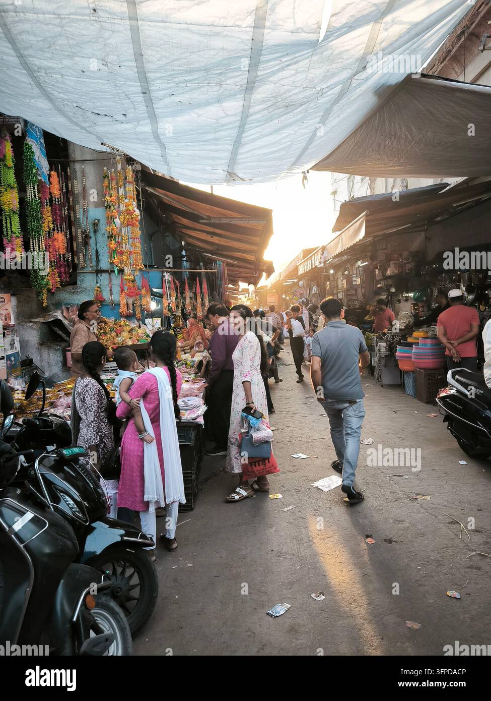 Jodhpur, Rajasthan, India – ottobre 2025: vivace scena del mercato sardar con luce del tramonto e clienti alle bancarelle del mercato Foto Stock