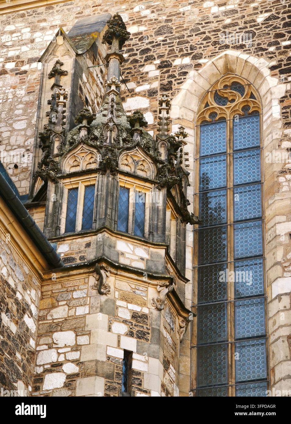 Finestra di cattedrale gotica e dettagli architettonici in pietra - Immagine stock catturata con smartphone