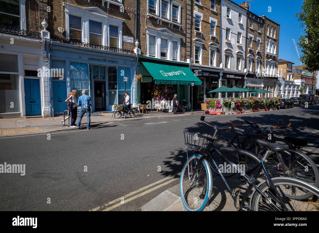 Primrose Hill, Regent's Park Rd, strada principale benestante che si estende in un semicerchio curvo attraverso il cuore di Primrose Hill, nel quartiere londinese di Camden, Regno Unito. Foto Stock