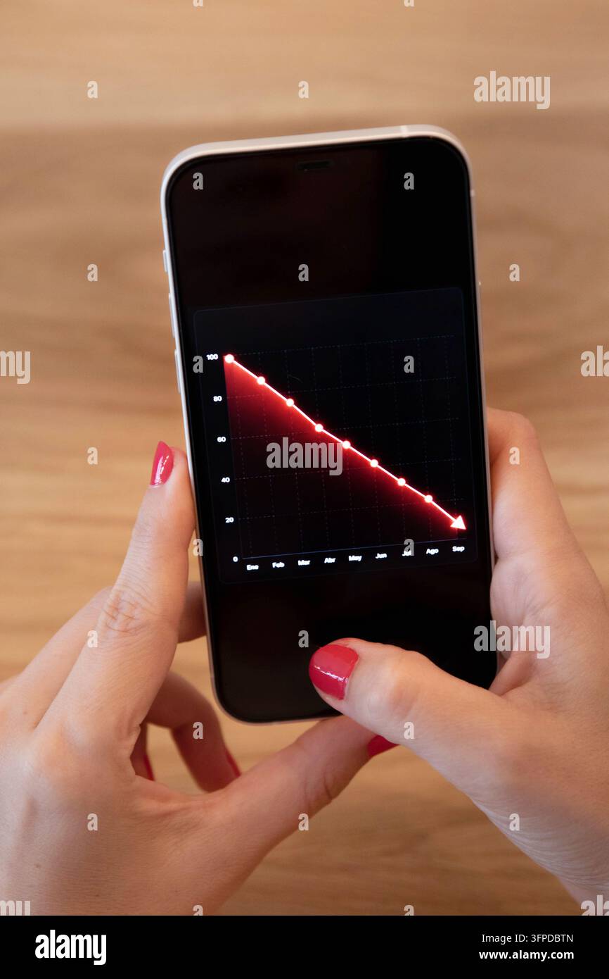 App di investimento mobile che mostra perdite finanziarie e un declino del mercato Foto Stock