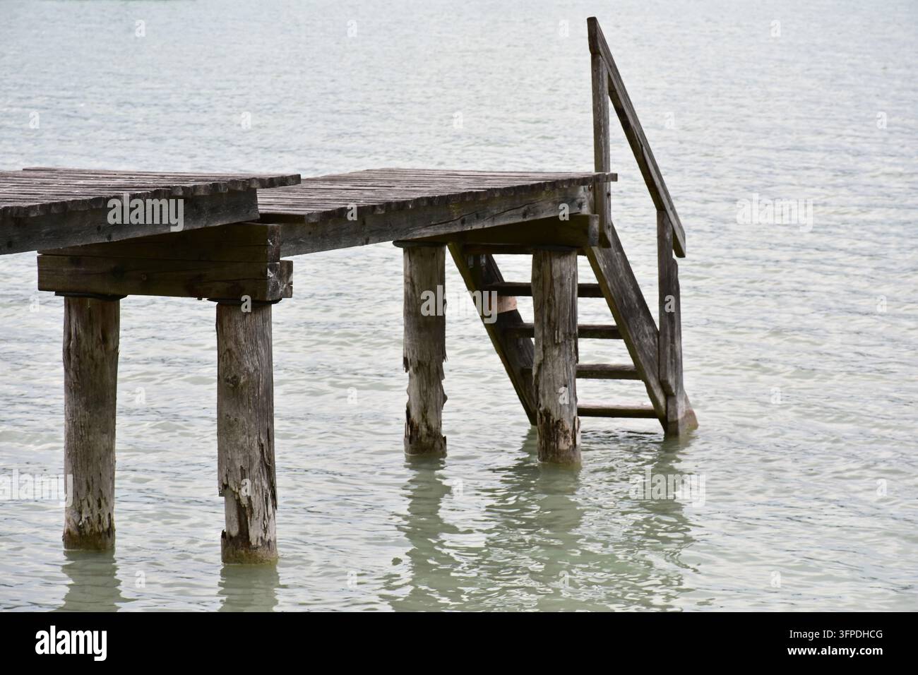 Un molo da bagno marcio Foto Stock
