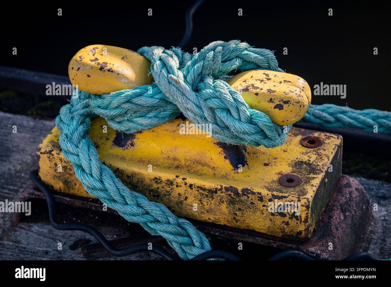 Prima vista di una corda in nylon turchese su un molo Foto Stock