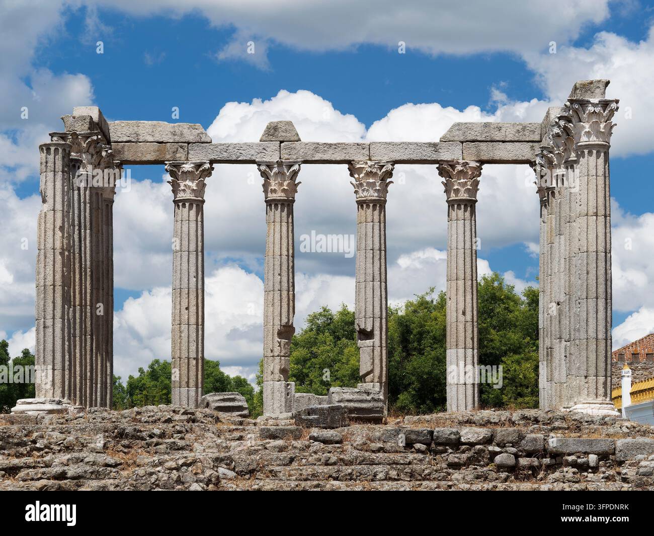 Capitelli corinzi e colonne di granito del tempio romano di Diana a Évora, Portogallo Foto Stock