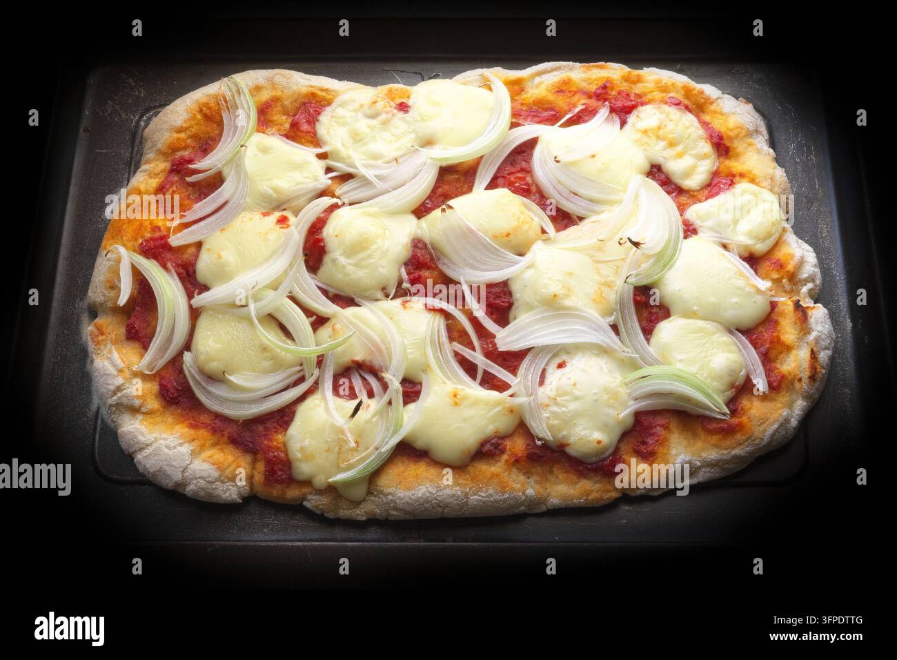 pizza rettangolare fatta in casa con pomodoro, formaggio e cipolla Foto Stock