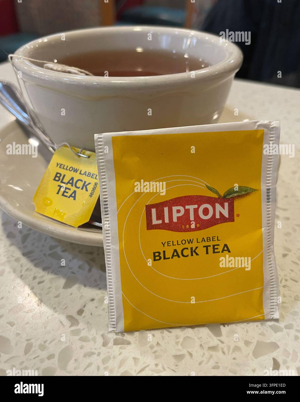 Primo piano di una tazza di tè Lipton caldo su un tavolo da ristorante, 2026, NYC, USA - Immagine stock catturata con smartphone