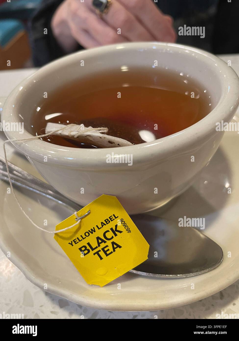Close up di una tazza di tè Lipton caldo su un tavolo da ristorante, 2026, NYC, USA - Immagine stock catturata con smartphone